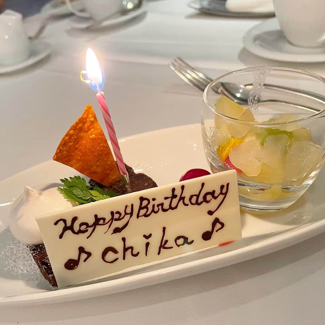 中川知香さんのインスタグラム写真 - (中川知香Instagram)「🎂 お友達がお祝いしてくれました！  プレゼントも私の肌をわかってくれてるスキンケアのセット♡さすがです笑  嬉しい美味しい楽しかったー！  #中川知香」6月11日 18時22分 - chikanakagawa_official