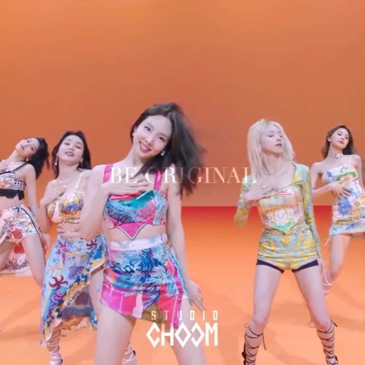 TWICEのインスタグラム：「STUDIO CHOOM “Alcohol-Free” Teaser - #TWICE #트와이스 - {#nayeon #나연 #jeongyeon #정연 #momo #모모 #sana #사나 #jihyo #지효 #mina #미나 #dahyun #다현 #chaeyoung #채영 #tzuyu #쯔위}」