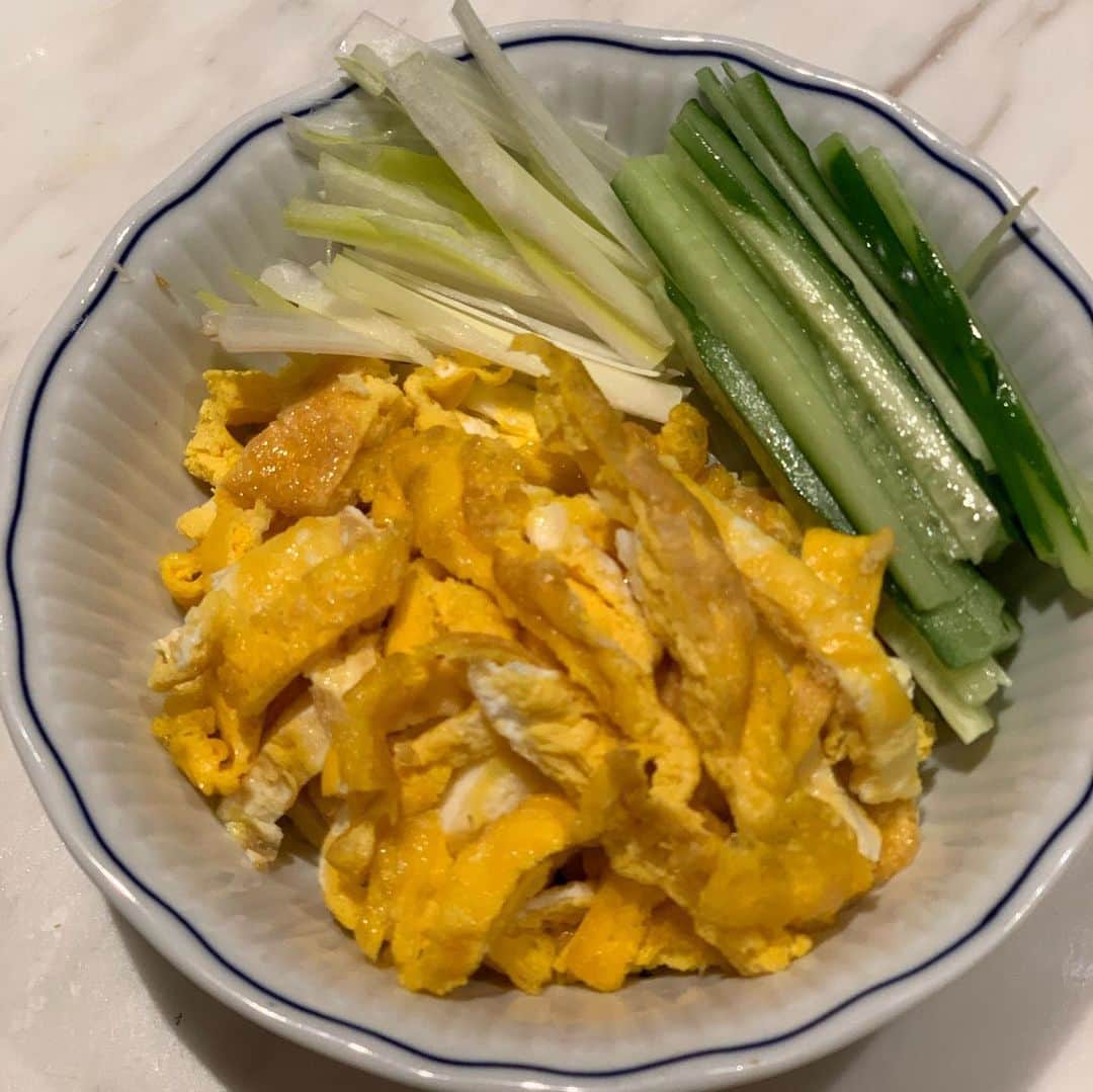 西川史子さんのインスタグラム写真 - (西川史子Instagram)「私の大好きな冷やし中華😆 広尾の真不同の冷やし中華をテイクアウトして 卵2個分の錦糸卵と言えない卵焼きと胡瓜、葱を足します！ こちらと、ホテルオークラ内の桃花林が私は1番好きです❣️ 1人の食事は簡単にしちゃって。インスタがあってよかったです。  #冷やし中華はじめました  #真不同 #桃花林が好き」6月11日 18時52分 - dr.ayako_nishikawa