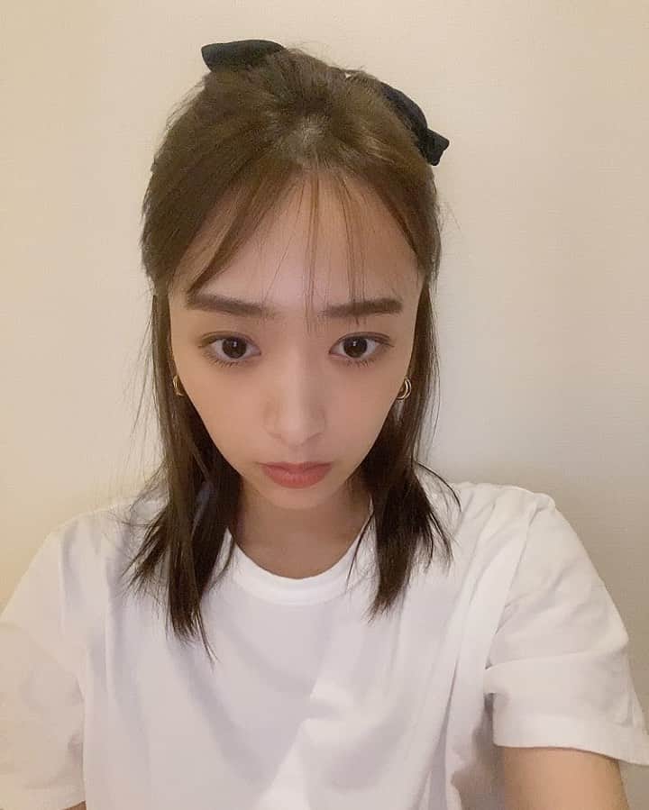 近藤千尋のインスタグラム：「白Tにリボンが大人でもしっくり😮‍💨❗️  今日もラヴィット生放送 ありがとうございました♥️♥️♥️ 朝６時のメイクだから ほぼ取れているかもしれないけど、、笑 サムメイク💄です🌼 @izumisam   皆さん今週もお疲れさまでした🌵 そしてYouTube、更新されました✌️ 見てみてね💖💖💖」