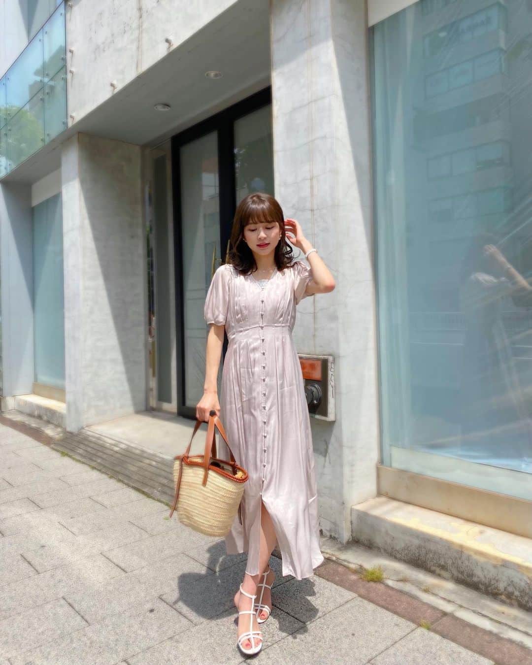 のインスタグラム：「最近購入したワンピース👗 色味が薄いピンクベージュで生地がとってもいい🍃 . . . わたしこのカバン使いすぎてるね。笑 . . 👗#frayid 👡#randa 👜#loewe . . . #ワンピース #ワンピコーデ #サンダルコーデ #サンダル」
