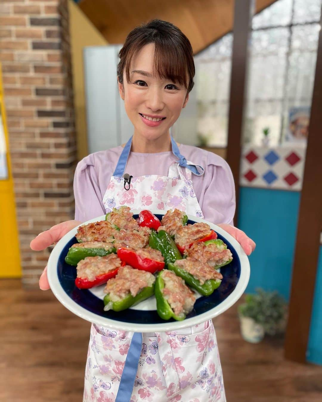 堂真理子さんのインスタグラム写真 - (堂真理子Instagram)「明日テレビ朝日で朝4：55〜の「おかずのクッキング」は、「ピーマンの肉づめ」をご紹介します🫑ピーマン大好きな私にとって、「待ってましたっ💕」のレシピです😊土井先生のピーマンの肉づめは本当に美味しいです🥰是非、チェックして下さい✨   #おかずのクッキング #おかず #料理 #レシピ #ピーマンの肉詰め #ピーマン  #土井善晴 先生  #堂真理子 #テレビ朝日 #アナウンサー」6月11日 18時58分 - mariko_do