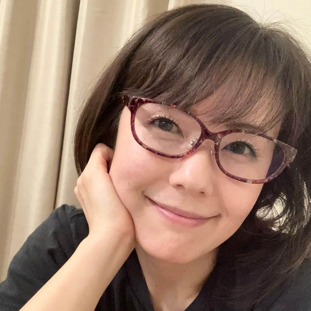 のインスタグラム：「六車奈々の時間割美容。 夕食後、PCやスマホを見るときは必ずブルーライトカットのメガネをかける。もしくは、PCやスマホのブルーライトカットモードに切り替えて裸眼で見る。  ブルーライトは、朝日に多く含まれる光。これを見てしまうと、脳は『朝が来た！』と勘違いして、メラトニン（睡眠ホルモン）の分泌を抑えてしまいます。  眠ることは、とっても重要です。 メラトニンをしっかり分泌させて眠っているだけで、 傷ついた細胞を修復したり、 肌荒れやニキビを治したり、 体のメンテナンスが行われます。  睡眠は、最も努力のいらない美容法。 そのクオリティーを極力アップするためには、夕食後、ブルーライトを目に入れないこと。 これは子供にとっても、大切なお話。  ぜひ、意識してみてね。  #時間割美容  #六車奈々  #ブルーライトカット  #ブルーライト  #美容  #美肌  #美肌ケア  #睡眠  #メラトニン   #japan #japanese #japanesebeauty #bluelight #bluelightcut #glasses」