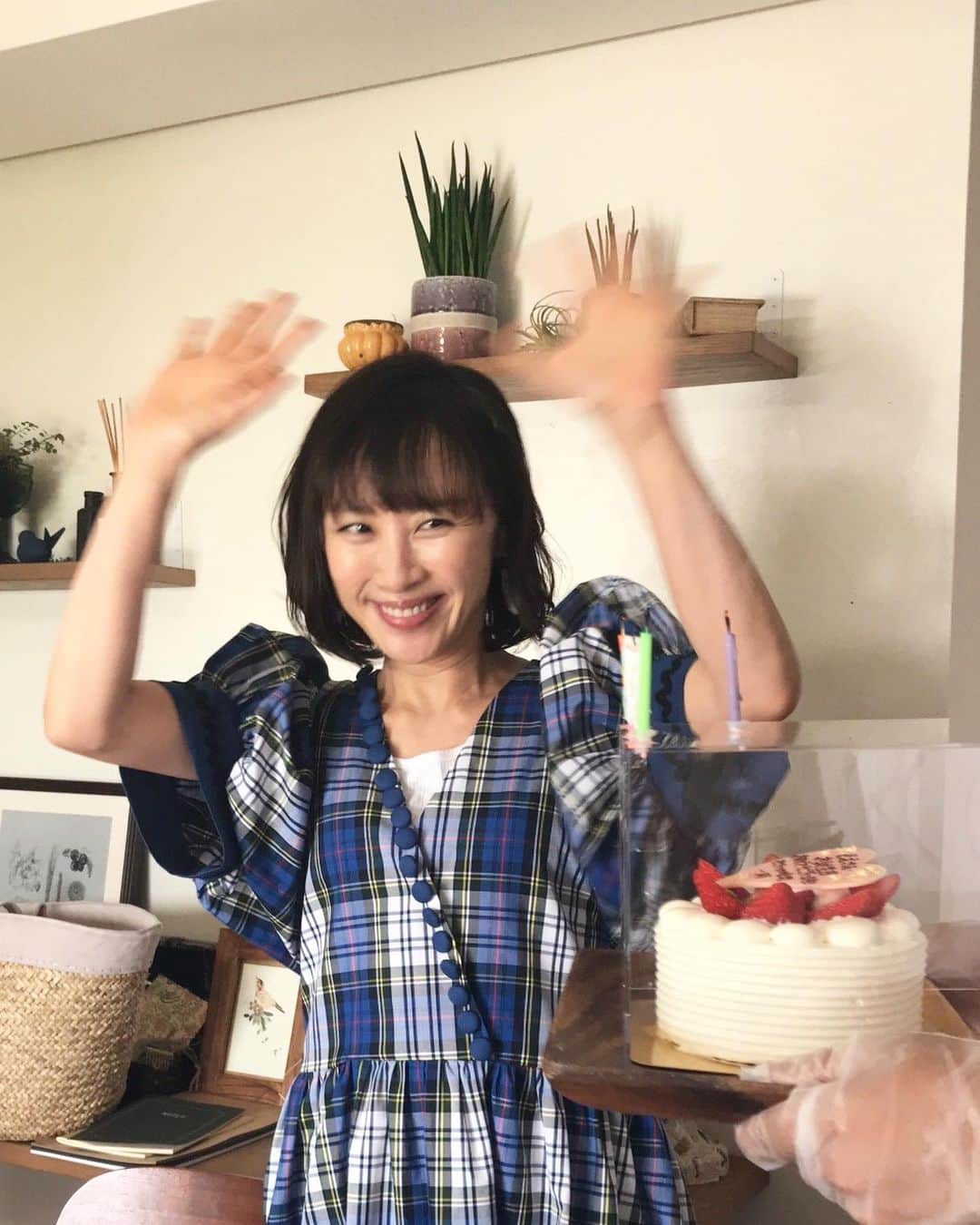 山口もえのインスタグラム：「・  44回目の誕生日を迎えました🎂✨ 今日は早朝から「やさいの時間」のロケで 大好きなタカさんと大好きなスタッフの皆さんに 囲まれて最高な一日でした❤️❤️❤️😍🥰😘  43歳をふりかえると・・・ あまり良い一年じゃなかったです。笑 44歳は良い一年になることを切に願うぜ👍✨ ぶいぶい言わすぜ〜ぃ！！  おめでとうコメントもありがとうございます✨ とってもとっても嬉しいです💕  ちなみに夫はタイタンライブ 長男は習い事のため 家族でのお祝いは後日の予定です😊  #誕生日#やさいの時間#TV #深町貴子 さん#❤️ #より良い一年にするんだぜぃ👍」