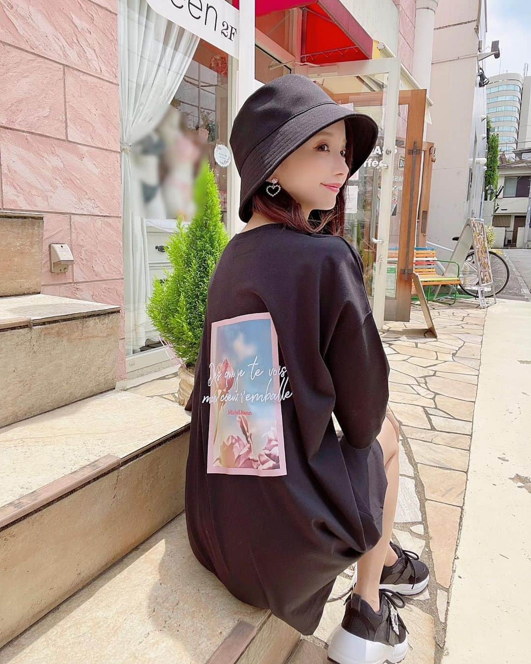 八鍬里美さんのインスタグラム写真 - (八鍬里美Instagram)「ちょいストリートコーデ💓 人気のTシャツOPにスニーカーとバケハで雰囲気変えてみたよ(´∩ω∩｀)✨ オーバーサイズなTワンピのバックプリントが女の子ぽくてかわいいの🥺💕 ゆるTだいすき(*´ω`)ε`*)снц♪ 今ストーリーでパジャマの柄アンケート中なのでよかったらそっちもよろしくデス🥰  #Tシャツ#Tワンピ#バケハ#バケハコーデ#Tシャツコーデ#夏服#ストリート系女子#ミシェルマカロン#michellmacaron」6月11日 19時14分 - satomi_yakuwa