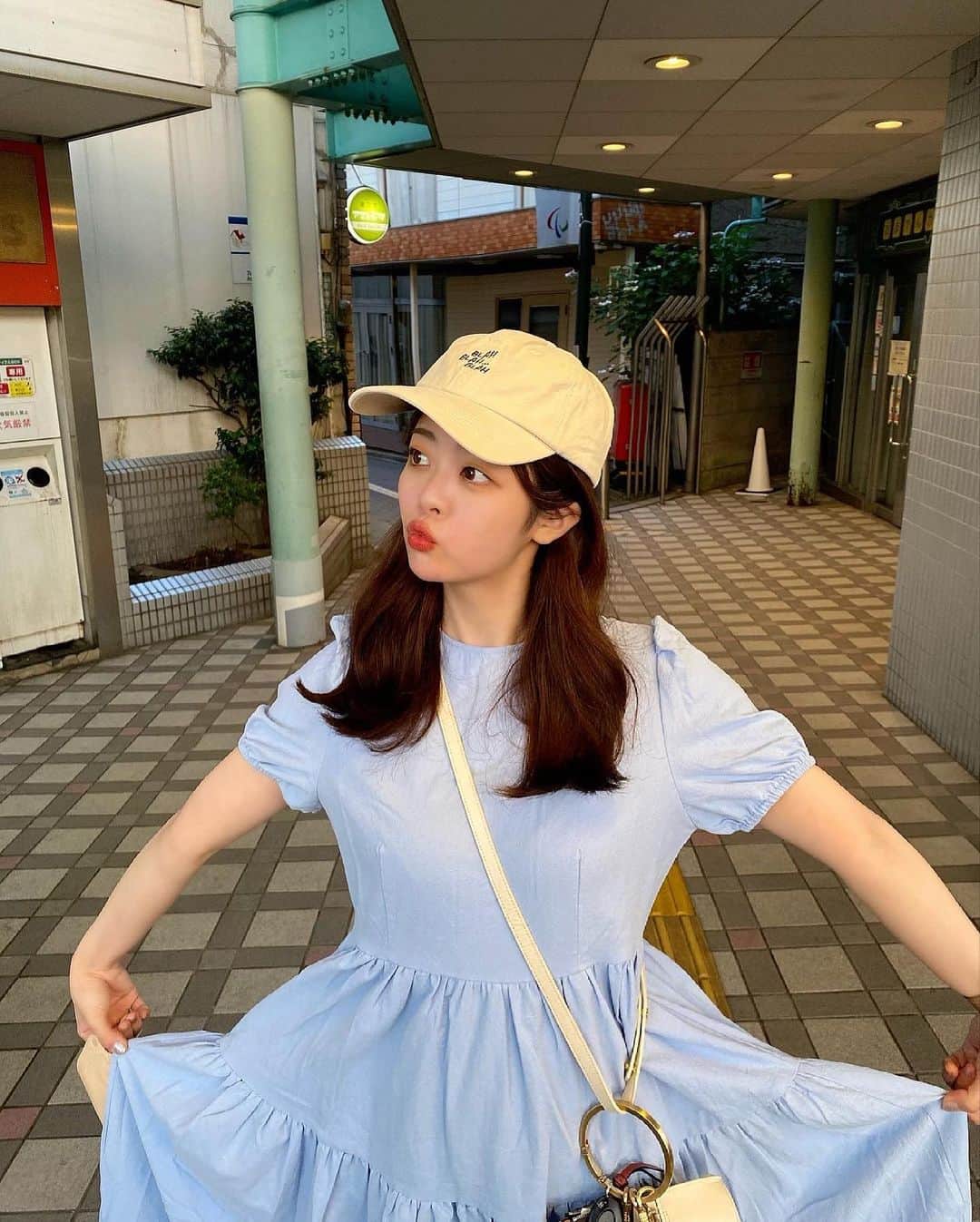 牛江桃子（ももち）さんのインスタグラム写真 - (牛江桃子（ももち）Instagram)「夏の 空色ワンピ🎐でおやすみの日 。♡〰️ 白キャップと白bagで、あわ〜く着るのが かわe 🤭⛲️𓇼𓇢 𓂃𓂃﻿ ﻿ SHEIN の ¥1200ワンピ 優秀すぎ可愛すぎ … 😌☁️🤍﻿ カラーが本当にお気に入り！綺麗なスカイブルー 🚿🚿﻿ ﻿ [ one-piece ] @shein_japan  [ bag ] @osoi_official #osoi﻿ [ shoes ] @murua_official #murua﻿ [ cap ] @qoo10.official #qoo10﻿ ﻿ ブルー × ホワイト の合わせって可愛いよね〜〜！﻿ 夏になるとしたくなる色合わせ 。だいすき🌀🥛♡♡﻿ ﻿ ﻿ ﻿ 最新のYouTube、SHEIN購入品紹介の動画で﻿ 紹介したワンピでのコーデでした！🤭☁️☁️🤍﻿ みんなもう見てくれたかな？まだの子は見てね☺️❤︎﻿ ﻿ 今日もお外ポカポカだったね〜〜！天気最高！！！！﻿ もうすぐ梅雨が来るから、今のうちにお天気良いのを﻿ 楽しまなきゃ … 😽♥︎ 明日は晴れるかな〜〜〜！𓍯𓍯  PS. またまた、全身写真の背景どないやねん？シリーズ😂🤭(思った子は挙手🙋🏻‍♀️)」6月11日 19時20分 - momochi.661