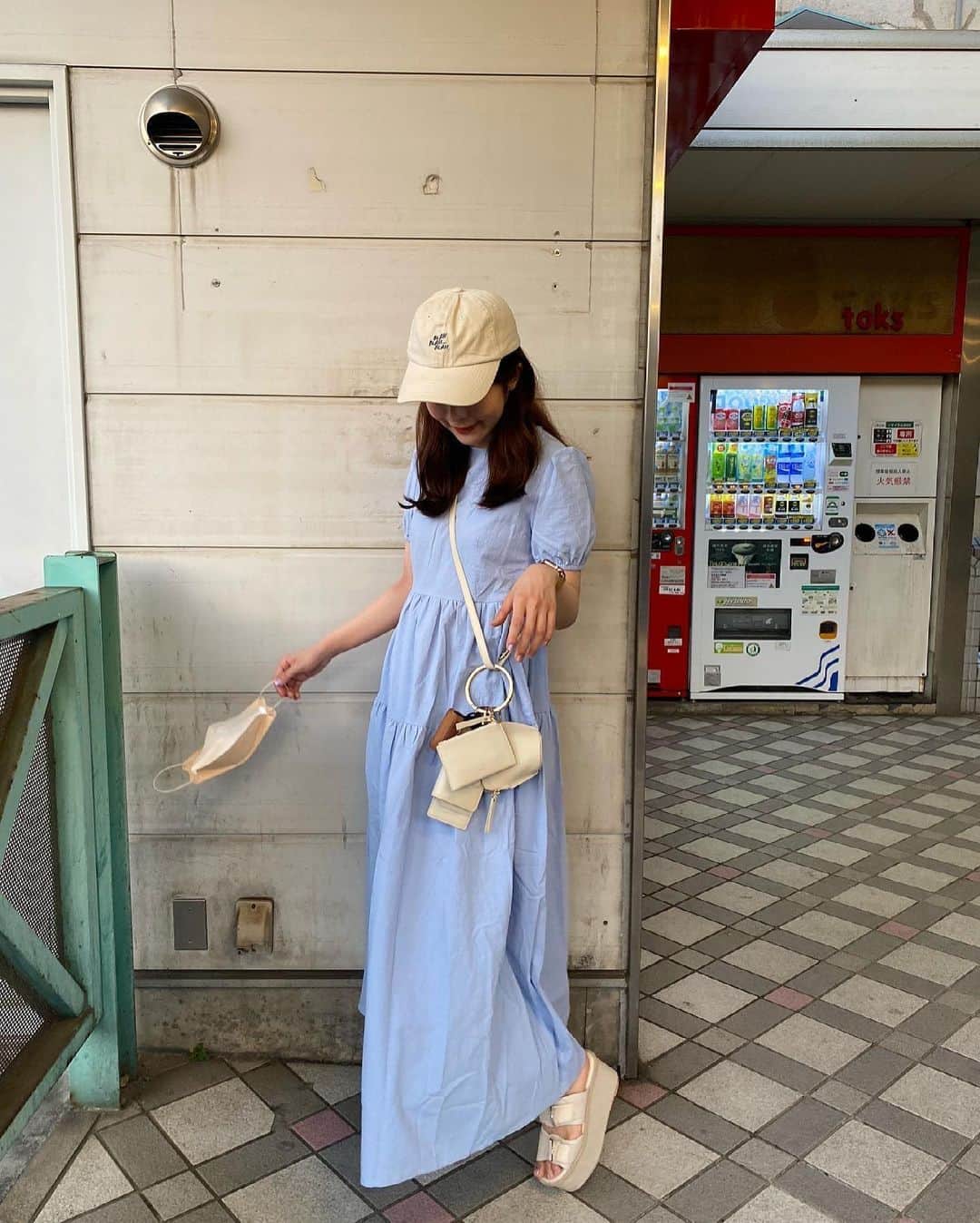牛江桃子（ももち）さんのインスタグラム写真 - (牛江桃子（ももち）Instagram)「夏の 空色ワンピ🎐でおやすみの日 。♡〰️ 白キャップと白bagで、あわ〜く着るのが かわe 🤭⛲️𓇼𓇢 𓂃𓂃﻿ ﻿ SHEIN の ¥1200ワンピ 優秀すぎ可愛すぎ … 😌☁️🤍﻿ カラーが本当にお気に入り！綺麗なスカイブルー 🚿🚿﻿ ﻿ [ one-piece ] @shein_japan  [ bag ] @osoi_official #osoi﻿ [ shoes ] @murua_official #murua﻿ [ cap ] @qoo10.official #qoo10﻿ ﻿ ブルー × ホワイト の合わせって可愛いよね〜〜！﻿ 夏になるとしたくなる色合わせ 。だいすき🌀🥛♡♡﻿ ﻿ ﻿ ﻿ 最新のYouTube、SHEIN購入品紹介の動画で﻿ 紹介したワンピでのコーデでした！🤭☁️☁️🤍﻿ みんなもう見てくれたかな？まだの子は見てね☺️❤︎﻿ ﻿ 今日もお外ポカポカだったね〜〜！天気最高！！！！﻿ もうすぐ梅雨が来るから、今のうちにお天気良いのを﻿ 楽しまなきゃ … 😽♥︎ 明日は晴れるかな〜〜〜！𓍯𓍯  PS. またまた、全身写真の背景どないやねん？シリーズ😂🤭(思った子は挙手🙋🏻‍♀️)」6月11日 19時20分 - momochi.661