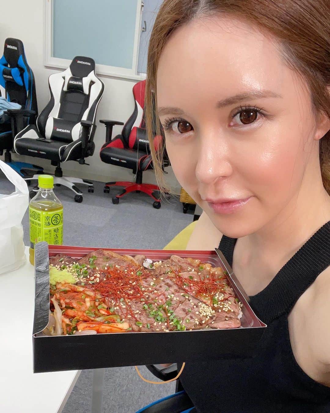 森藤恵美さんのインスタグラム写真 - (森藤恵美Instagram)「久しぶりにYouTubeの生配信を豊さんとやりました！😃 見て下さった皆さんありがとうございます✨☺️ スパチャ下さった方に豊と私のサインをスタッフさんがお送りしますので、お時間お待ち下さい🙇‍♀️✨ オリックスと広島の試合がとんでもないことになってます😍😍 山本投手、大道投手、ノーヒット中 山本投手三振の山を築いてます！ 生配信前のみやびの焼肉弁当も美味しかった🤤🤤」6月11日 19時27分 - emi_morifuji