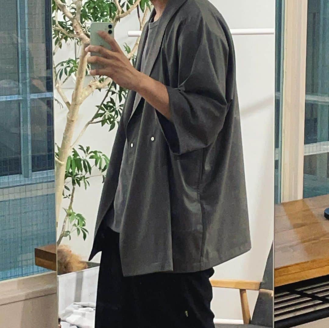 のインスタグラム：「服やアクセサリーを作ってみてサンプルを出すと初め考えもしなかった修正点が出てきて時間かかってます…笑 自信をもって絶対後悔しない！ってみんなに届けられるよう試行錯誤してます。 第2弾、お楽しみに！！🧸  ちなみに左の窓に写り込んでるのはまるぴです🍖  #nofilter_cam」