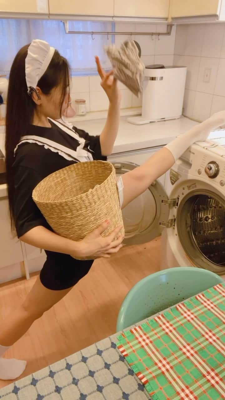 sanga yoginiのインスタグラム：「오늘은 청소하는 날 👻」