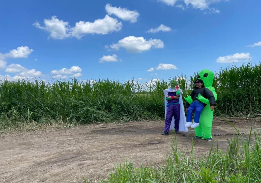 すしらーめん《りく》さんのインスタグラム写真 - (すしらーめん《りく》Instagram)「#すしらーめん夏復活  どうしても晴れの日に撮りたくてムダに2日くらい草の中ででスタンバってました。異様な集団過ぎて恐ろしかったと思います。  P.S.最後の動画は父から送られてきた、お兄ちゃん（ウェーブ）の真似をするレイです（萌」6月11日 20時06分 - sushi_riku