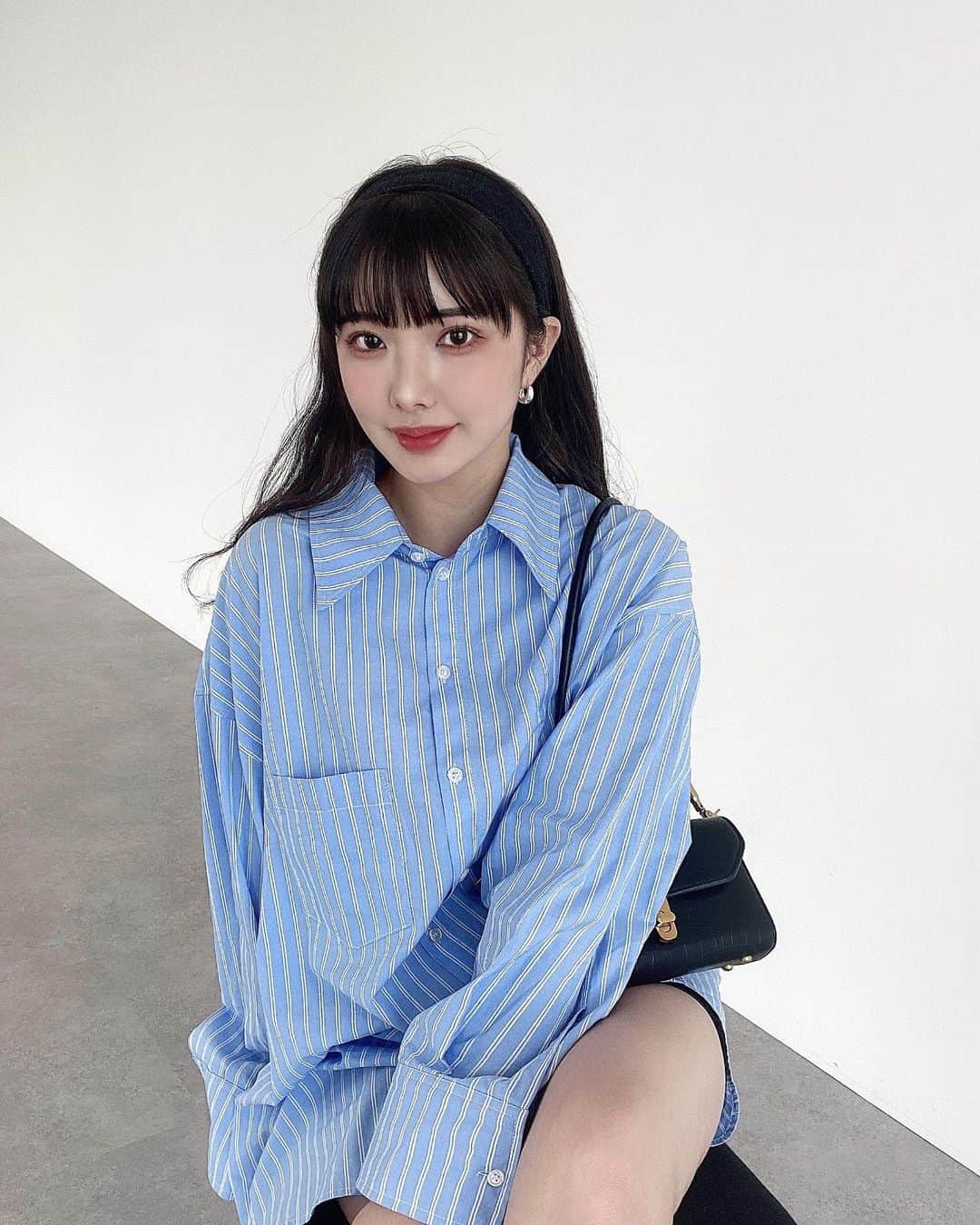 えみ姉のインスタグラム：「ㅤ この @hm のシャツたくさん質問頂いたんやが 店舗限定商品らしい...🥲🤍 ㅤ 袖口の広さや素材、色、丈全て完璧な可愛さなの。。♡ この写真を店員さんに見せてお店に駆け込んでおくれ🥲♡ (ただもののシャツじゃない可愛さ！) ㅤ ぶかぶかシャツはワンピ風に着て 髪の毛はふわふわウェーブに巻いたの！ キラキラのヘアバンドつけてカジュアルガーリーな気分♡ ㅤ 男のシャツ借りたんだよね〜♡ ってマウントとれちゃうよ！？？笑 (※レディースです) ㅤ #ootd #handm #シャツコーデ #シャツ #ヘアアレンジ #夏コーデ #夏メイク」