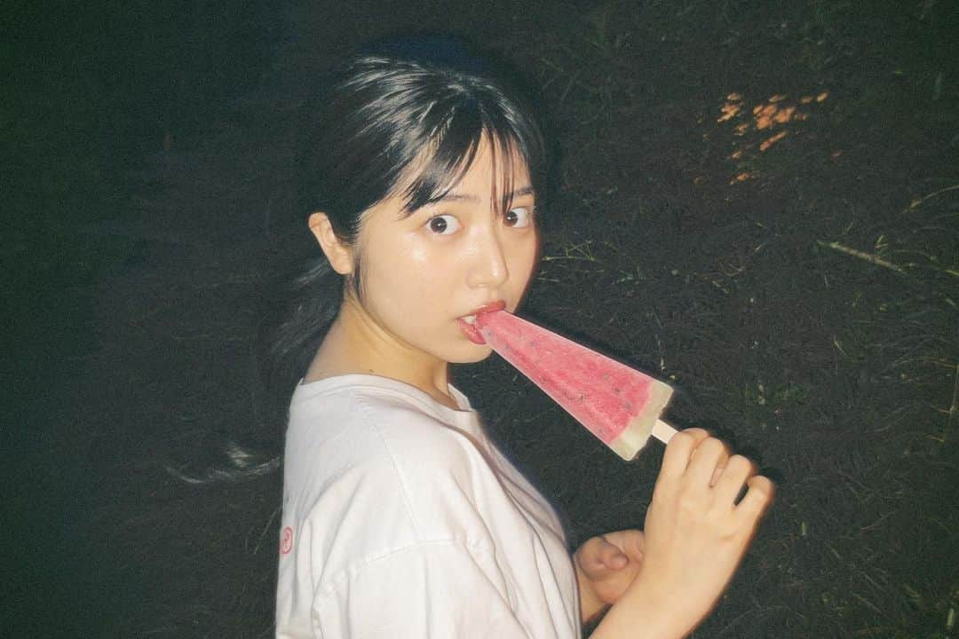 吉田莉桜さんのインスタグラム写真 - (吉田莉桜Instagram)「もう、夏。 ・ ・ ・ ・ スイカバー美味かった✌️ #夏 #暑い #涼しい場所 #古民家 #アイス」6月11日 20時16分 - yoshida_rio_official