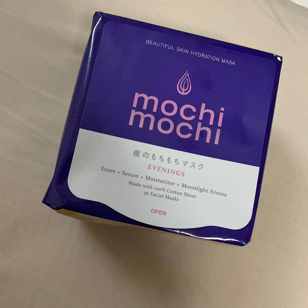 長谷川美月さんのインスタグラム写真 - (長谷川美月Instagram)「.  最近愛用パック 『mochimochiシートマスク』 (@mochimochimask)  1枚で夜のスキンケアが全部できるから 夜時間ない時も楽チンなのです🌙❕  アロマっぽい匂いですごく癒されるし、マスクした後の肌のモチモチ感もベストすぎるからスキ\❤︎/  使い始めて約2週間、肌の調子がめちゃめちゃいいです。！  是非試してみてね☺︎  #もちもちシートマスク #シートマスク #PR」6月11日 20時17分 - mxx.____29