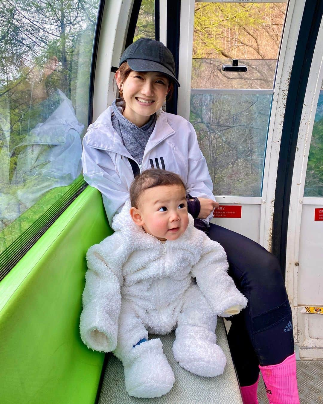 湯田友美さんのインスタグラム写真 - (湯田友美Instagram)「flying baby 子連れもオススメハイキング👶🏻  長野県入笠山(1955m)🏔 楽チン・景色よし・安全！ ※時差投稿  富士見パノラマリゾートのゴンドラで山頂駅(1780m)まで行けちゃいます🚡😜 ゴンドラ山頂駅から入笠山山頂まで６０分程度  湿原を抜けて、マナスル山荘であんバターサンド買って、ちょっと険しい山道をこえたらあっという間に山のてっぺん✨360度見渡せる山頂では、日本百名山のうち22山も見えた！らしい！🤣山頂で爆風の中食べた、あんバターサンドが美味しかったな❣️  途中おむつ替え付きお手洗いもありましたよ！ (我が家は、野でおむつ替えしましたがw🦌)  子連れは、楽チン・安全がいい！ ６月はすずらんが見頃みたい🤍  #入笠山 #長野 #親子ハイキング #親子登山 #ゴンドラ最高 #トレッキング #ハイキング #たかいたかい #令和2年ベビー #令和2年7月生まれ #富士見パノラマリゾート #友達の投稿見て思い出した 💕 #hikingbaby #mountainbaby #familyhike #mtnyukasa #japanesemountain #flyingbaby」6月11日 20時23分 - yudatomomi