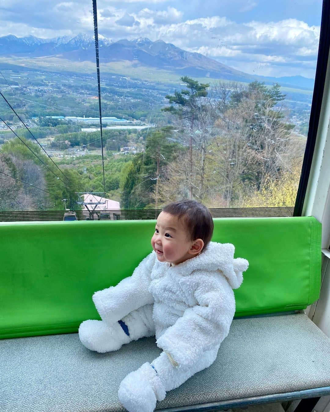 湯田友美さんのインスタグラム写真 - (湯田友美Instagram)「flying baby 子連れもオススメハイキング👶🏻  長野県入笠山(1955m)🏔 楽チン・景色よし・安全！ ※時差投稿  富士見パノラマリゾートのゴンドラで山頂駅(1780m)まで行けちゃいます🚡😜 ゴンドラ山頂駅から入笠山山頂まで６０分程度  湿原を抜けて、マナスル山荘であんバターサンド買って、ちょっと険しい山道をこえたらあっという間に山のてっぺん✨360度見渡せる山頂では、日本百名山のうち22山も見えた！らしい！🤣山頂で爆風の中食べた、あんバターサンドが美味しかったな❣️  途中おむつ替え付きお手洗いもありましたよ！ (我が家は、野でおむつ替えしましたがw🦌)  子連れは、楽チン・安全がいい！ ６月はすずらんが見頃みたい🤍  #入笠山 #長野 #親子ハイキング #親子登山 #ゴンドラ最高 #トレッキング #ハイキング #たかいたかい #令和2年ベビー #令和2年7月生まれ #富士見パノラマリゾート #友達の投稿見て思い出した 💕 #hikingbaby #mountainbaby #familyhike #mtnyukasa #japanesemountain #flyingbaby」6月11日 20時23分 - yudatomomi