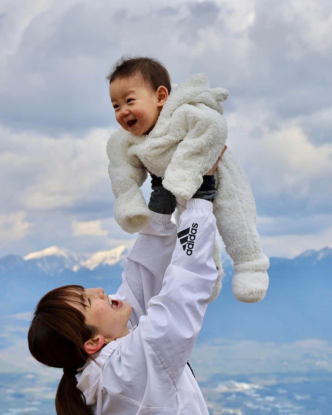 湯田友美のインスタグラム：「flying baby 子連れもオススメハイキング👶🏻  長野県入笠山(1955m)🏔 楽チン・景色よし・安全！ ※時差投稿  富士見パノラマリゾートのゴンドラで山頂駅(1780m)まで行けちゃいます🚡😜 ゴンドラ山頂駅から入笠山山頂まで６０分程度  湿原を抜けて、マナスル山荘であんバターサンド買って、ちょっと険しい山道をこえたらあっという間に山のてっぺん✨360度見渡せる山頂では、日本百名山のうち22山も見えた！らしい！🤣山頂で爆風の中食べた、あんバターサンドが美味しかったな❣️  途中おむつ替え付きお手洗いもありましたよ！ (我が家は、野でおむつ替えしましたがw🦌)  子連れは、楽チン・安全がいい！ ６月はすずらんが見頃みたい🤍  #入笠山 #長野 #親子ハイキング #親子登山 #ゴンドラ最高 #トレッキング #ハイキング #たかいたかい #令和2年ベビー #令和2年7月生まれ #富士見パノラマリゾート #友達の投稿見て思い出した 💕 #hikingbaby #mountainbaby #familyhike #mtnyukasa #japanesemountain #flyingbaby」