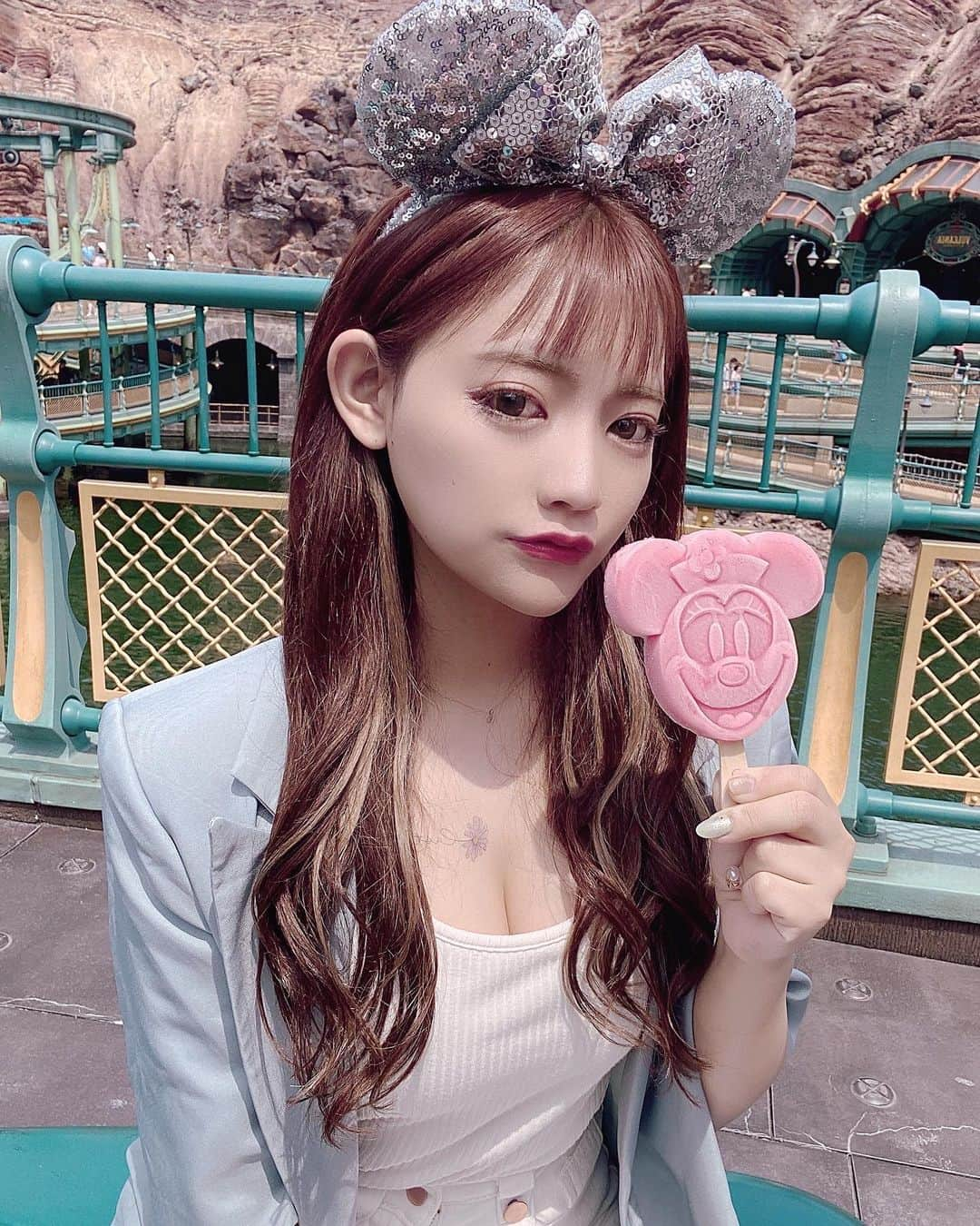 YUINAさんのインスタグラム写真 - (YUINAInstagram)「ディズニー投稿最後とか言ってすみません。  それと、この写真なんかいつもと違うなって思ったら、フィルターすんごいので撮ったの気づかなかった。  #このアイス溶けるの早い」6月11日 20時30分 - y_i_n35