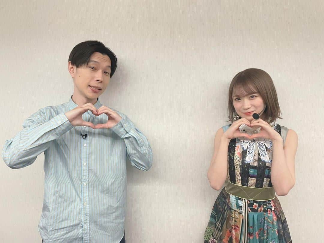 秋元真夏さんのインスタグラム写真 - (秋元真夏Instagram)「.  ハライチの岩井さんに Mステ前に会えました〜☺️💓  楽屋見つけて嬉しくなっちゃった！  久しぶりお会いしたのですが やっぱり優しくて話しやすくて またいつか一緒にお仕事させて もらいたいなってすごく思いました☺️  #ハライチ岩井 さん #ひねくれ3」6月11日 20時36分 - manatsu.akimoto_official