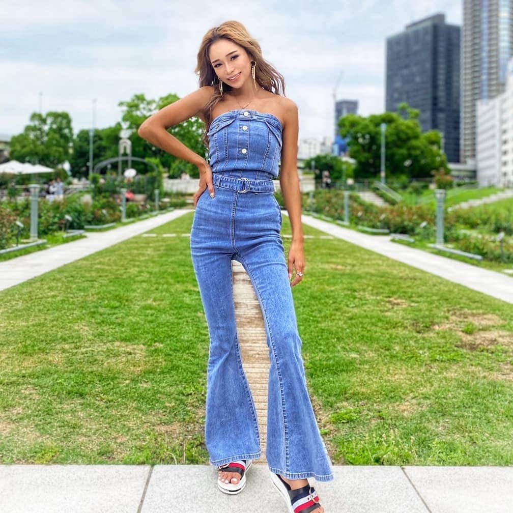 のインスタグラム：「. .I love denim 💕💕 . .グリーンチャージ❤️❤️夜ご飯食べにサクッと新幹線で関西😳💞 . .関西グルメは美味しいな✨💕弾丸で滞在時間4時間🤣🤣w 移動の方が時間かかってますꉂ(ᵔᗜᵔ*) . . .朝起きてふらっと新幹線で電車旅楽しい〜♥️♥️ . .時間はつくるもの(*´³`*)  . . .先日 @pulchram2021 で全身癒されてきたょ✨初めて女性の方に整体してもらった💕やはり女性の方に施術された方がよきだわ🥺🥺‼️ . .しかもめちゃくちゃ上手でした♥️♥️また行きたい🥺✨ . .痛くないハイフもあったからやってもらったょ🤟 . .特別に藤木そらのインスタ見た方に ［3000円OFF］クーポンもらってしまったぁあ😣‼️やばすぎる✨✨ . .［Custom-Mede］Face＆Body90分+ハイフ付きが3000円オフはすごい！！DMしてみてね♥️❤️ . . . .サンダル @juice_10s .デニムオールインワン @egoist_official . . .ピアス @licherr_official . . . . . . . . . .#新宿エステ  #エステサロン  #整体マッサージ  #ブライダルエステ  #中之島公園  #中之島ばら園  #グルメスタグラム  #グルメ旅 #ファッション好きな人と繋がりたい  #セレクトショップ  #selectshop  #海外ファッション」