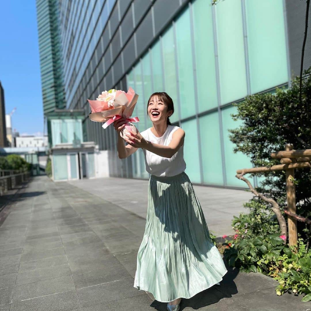 滝菜月さんのインスタグラム写真 - (滝菜月Instagram)「28歳。﻿ 誕生日にわざわざ更新するのって﻿ おめでとうと言われたい感あるかな...と思い始めたら、﻿ 恥ずかしい気がしてきたり、いやいや自意識過剰だろと思ったり﻿ ぐるぐる回って今に至ります。﻿ ﻿ お祝いで頂いた花束を持って﻿ 後輩に写真を撮ってもらったら、﻿ 『この写真、結婚報告に使うやつっぽくないですか!?(2枚目)』と言われ﻿ 28年の重みを感じました。笑﻿ ﻿ どうしたら結婚します感を消せるか考えたら﻿ ブーケトスをもらう参列者風写真になりました。﻿ 確かに結婚する側から祝う側になったけど﻿ そもそも誕生日という主旨はどこへ行ったんだ...。﻿ ﻿ 年齢が変われど﻿ 急に成長するわけでもなく、﻿ これからも日々地道に一歩一歩前に進んで行けたらいいなと思いますので﻿ 引き続き皆さんどうぞ宜しくお願いします。﻿ ﻿」6月11日 20時44分 - taki_natsuki