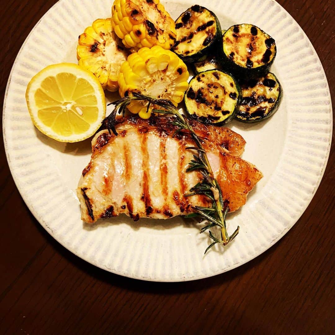 志摩有子さんのインスタグラム写真 - (志摩有子Instagram)「昨日仕込んでおいた豚ロースのレモンガーリックマリネ。ズッキーニととうもろこしとグリルパンで焼くだけ。夏野菜はオリーブオイルを絡めて塩を振るだけで美味しい。  #マイヤーグリルパン @meyerjapan_official  #レモンガーリックマリネ #夏野菜」6月11日 20時55分 - ariko418