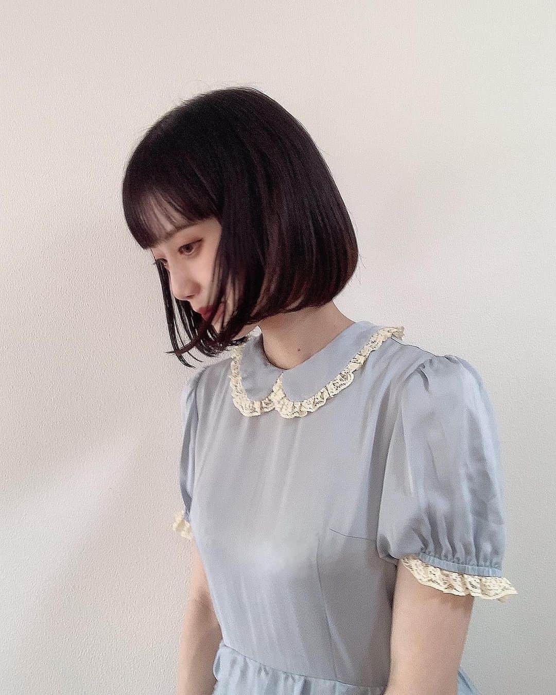 酒元麻衣（まいへー）のインスタグラム：「週末お仕事があるのでお姉ちゃんにカラーをお願いしました🤍姉妹で笑い方まで一緒🤣 . . 本当に短い髪の毛のセットが上手く出来なくて切らなきゃよかった😢って思ってたけどセットしてもらうとやっぱり切ってよかったって思える🥺美容師さんてすごい🥺🥺セット頑張ろ😢😢 . . #名残惜しそうな妹#笑 #ボブ#ヘアカラー」