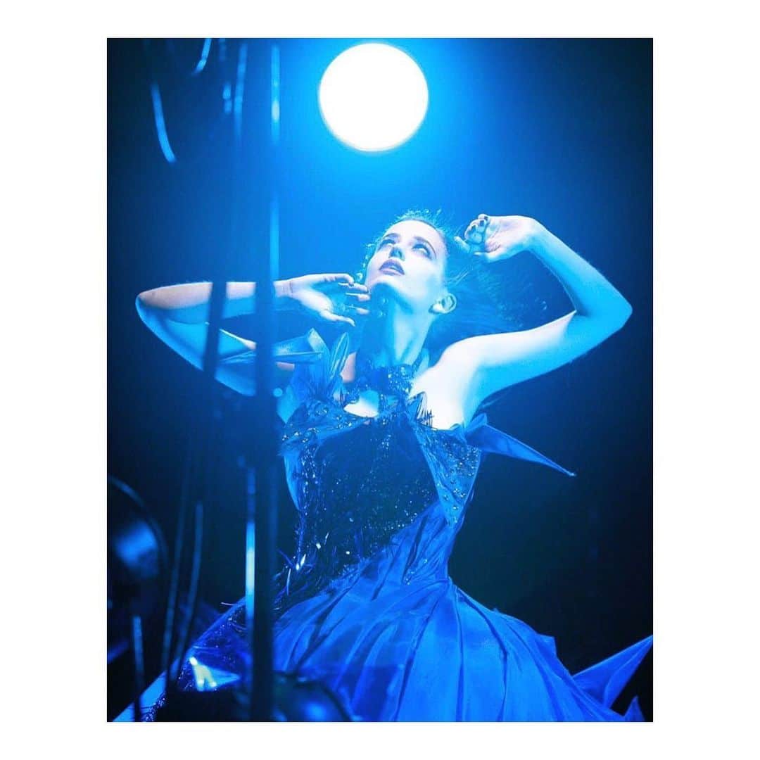 エヴァ・グリーンのインスタグラム：「#FBF 2007. Behind the scenes for @dior Midnight Poison. Photo by @mohamedkhalilstudio.  Director: Wong Kar-Wai Cinematographer: Philippe Lesourd Campaign Photographer: @solvesundsbostudio Hair: @sammcknight1 Make-Up: @stephane_marais_officiali」