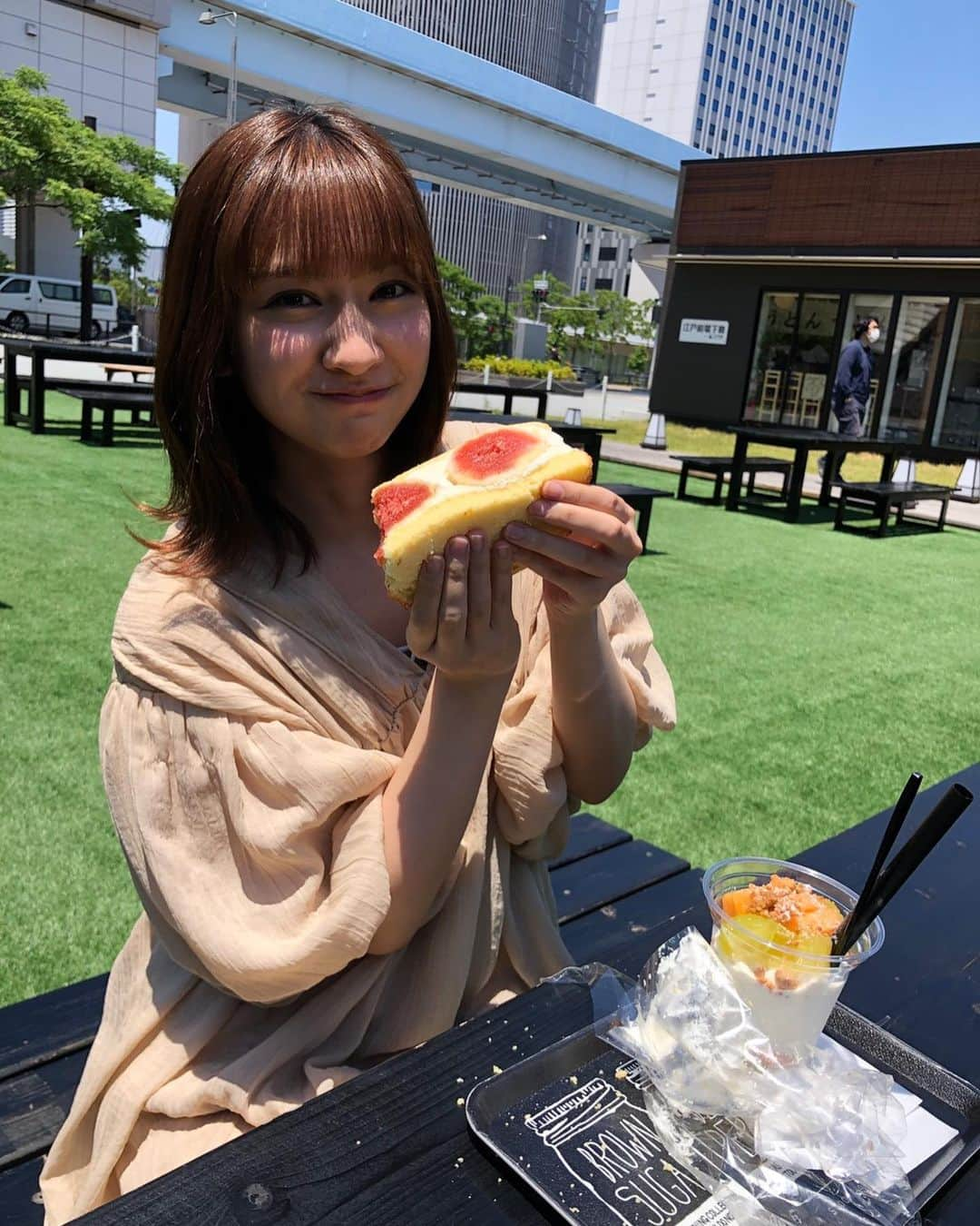 小泉遥のインスタグラム：「. . いちじくのフルーツサンド🥭 . #江戸前場下町 #机にポロポロこぼれてるのはご愛嬌で」