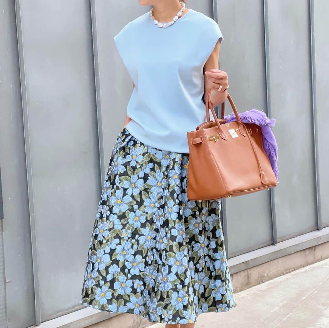 木本泉さんのインスタグラム写真 - (木本泉Instagram)「- 今日のコーディネート  tops #donoban  skirt #fleur_clothes  sandal #hermes bag #hermes  トップスは @okuda_junko デザインのもの💙  シワにもならず、楽ちん👌 ラインも綺麗で、どんなお洋服にも合わせやすい！ シンプルなデザインだからこそ、ラインの綺麗さが重要です✨  ジャガードスカートと合わせて爽やか💐」6月11日 21時05分 - izumikimoto