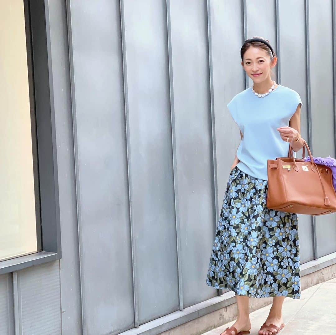 木本泉さんのインスタグラム写真 - (木本泉Instagram)「- 今日のコーディネート  tops #donoban  skirt #fleur_clothes  sandal #hermes bag #hermes  トップスは @okuda_junko デザインのもの💙  シワにもならず、楽ちん👌 ラインも綺麗で、どんなお洋服にも合わせやすい！ シンプルなデザインだからこそ、ラインの綺麗さが重要です✨  ジャガードスカートと合わせて爽やか💐」6月11日 21時05分 - izumikimoto