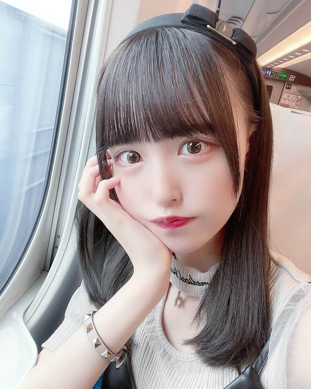 真城里帆のインスタグラム：「いっぱい色んなところ旅行行きたい ． ． ． #黒髪ミディアム #黒髪ロング #eatmejapan #イートミー #量産型女子 #量産型コーデ #量産型 #地雷系女子 #地雷コーデ #ferragamo #フェラガモ #フェラガモカチューシャ」