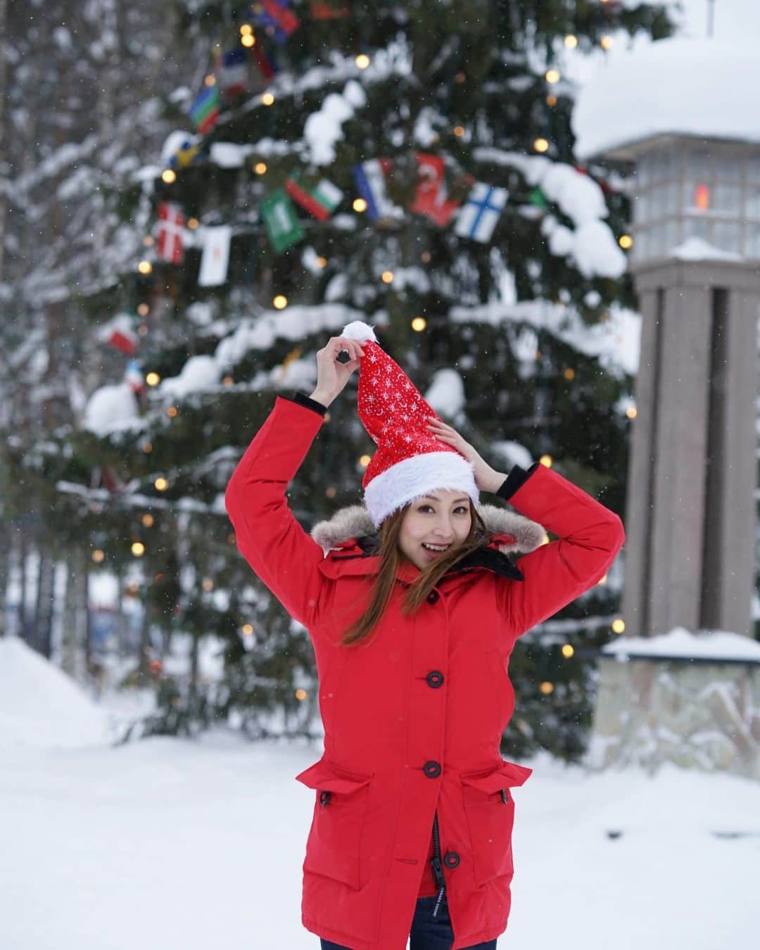 辰巳奈都子さんのインスタグラム写真 - (辰巳奈都子Instagram)「世界中の国旗がかかった 20メートルほどはあるであろう 本物のもみの木ツリーꊛᱸ❅ ꊛᱸ❅  夢があるね🧚🏻‍♀️꒰ღ˘◡˘ற꒱*･🌙.｡  もちろん雪だるまも超巨大だよ∘☃*  #joulupukinpajakylä #santaclaus#trip#travel#scandinavia#eu#europe#rovaniemi #snowman#snow#village #santavillage #cristmas  #rovaniemi  #finland #フィンランド#女子旅#サンタ#サンタクロース村#クリスマス」6月11日 21時21分 - tatsumi_natsuko