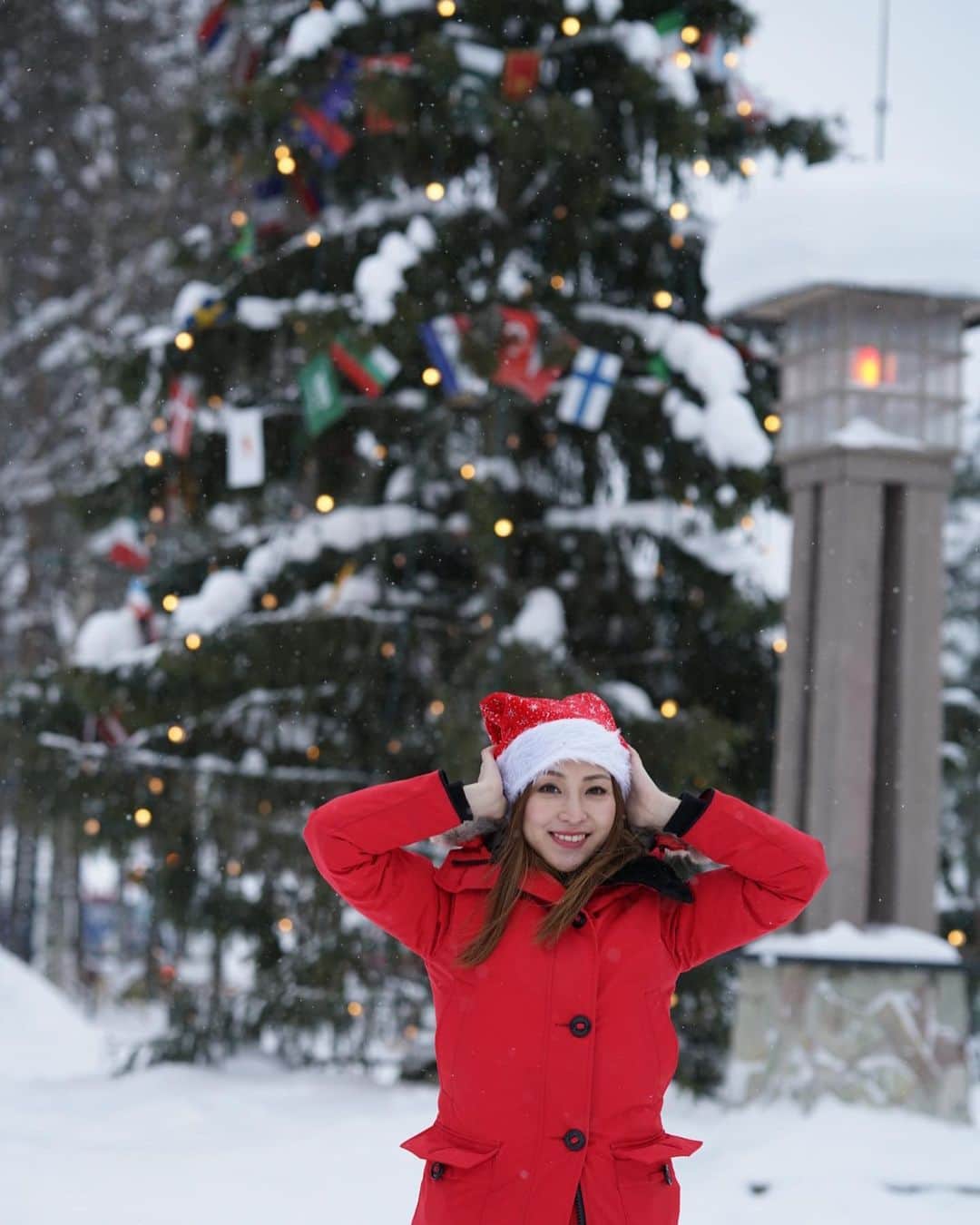 辰巳奈都子さんのインスタグラム写真 - (辰巳奈都子Instagram)「世界中の国旗がかかった 20メートルほどはあるであろう 本物のもみの木ツリーꊛᱸ❅ ꊛᱸ❅  夢があるね🧚🏻‍♀️꒰ღ˘◡˘ற꒱*･🌙.｡  もちろん雪だるまも超巨大だよ∘☃*  #joulupukinpajakylä #santaclaus#trip#travel#scandinavia#eu#europe#rovaniemi #snowman#snow#village #santavillage #cristmas  #rovaniemi  #finland #フィンランド#女子旅#サンタ#サンタクロース村#クリスマス」6月11日 21時21分 - tatsumi_natsuko