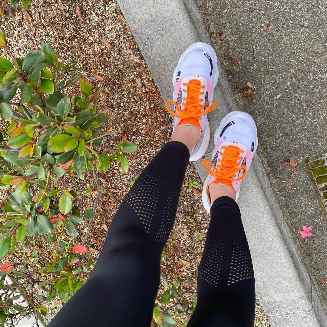 きゃっするひとみーさんのインスタグラム写真 - (きゃっするひとみーInstagram)「@brooksrunningjp   #月面を走ろう  っていう謎コンセプトのシューズが発売される情報は知ってたものの。。 実物が想像よりめちゃくちゃいい！！！！！！！！！！！！  ２枚目の動画は初めて対面したとき😊足入れたときの感動が😭✨✨✨✨動画切れてしまってたので、IGTVに入れてます！🙏🙏🙏🙏  どこに履いて行っても、それどこの靴？！って聞かれまくる　#AUROLA   目を引くデザインやけど、アッパーが透け感あったり、いいボリュームで合わせやすい😍❤️ メンズはオレンジ、ウィメンズはピンク☺️カラーもいい✨  歩くのが最高に楽しくなるけど、走ってもブレがなくて真ん中が折れてるからかスムーズに前進む変な感覚😊  最近のシューズによくある転がる系じゃないのに進むしクッションがふわっともちっと不思議な感じで、毎日履いててもいまだに不思議。  出かけるのが楽しくなってます😍💕自然と選んで履いてしまう靴☺️  サイズ感はNIKEとかアシックス、ミズノと同じ感覚でokです😊💕  もし近くのお店で見つけたら、一度は足入れして欲しい。。  そして感想も是非聞かせてください😍🌕🌕  ちなみに、私の働く心斎橋のスポーツタカハシ　@spotaka1922 スポタカでも取り扱いあります😍❤️  #brooks  #brooksrunning  #ランニングシューズ #シューズレポ #おすすめランニングシューズ  #靴  #靴下コーデ  #ブルックス #ブルックスランニング」6月11日 21時16分 - takaxjumppp