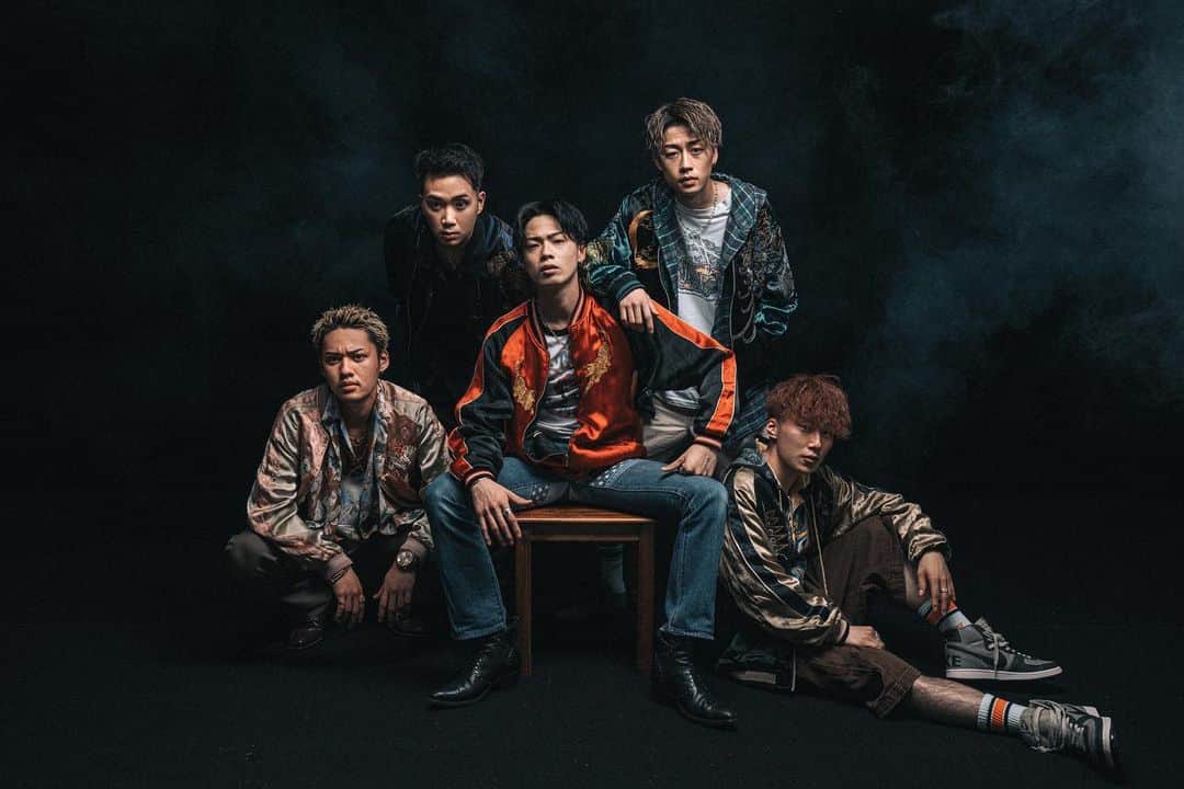 コムドットのインスタグラム：「維新🇯🇵🗼🗻  Photographer @k319w  Stylist @convoy_dog  Hair make @yuya_iwai_cut」