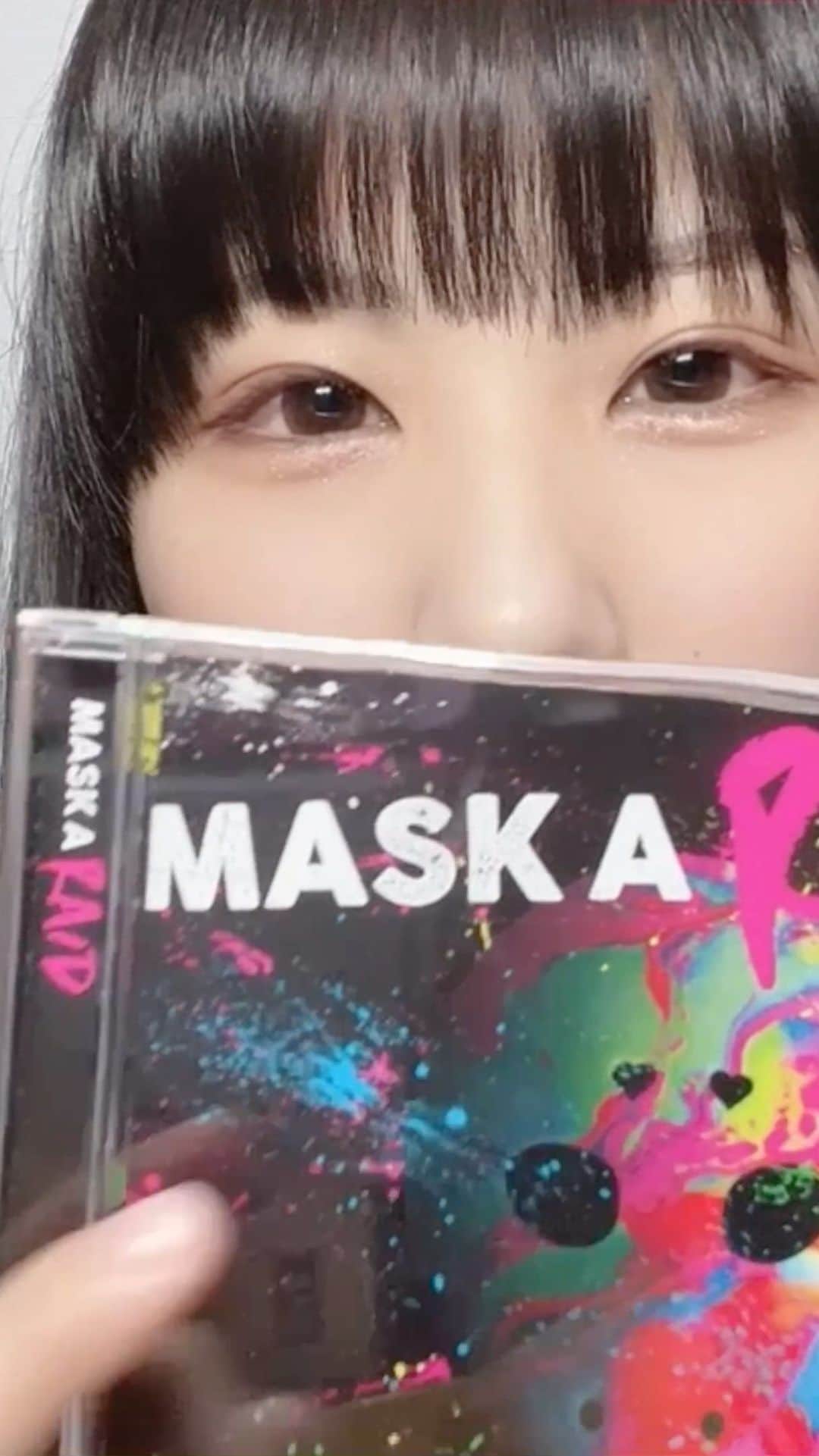 陽向こはるのインスタグラム：「仮面女子が6/2に1st アルバム【MASK A RAID】をリリースしました！！！ そのアルバムにはブロマイドが付いていてその開封の義を行った様子がこちらです！！  #仮面女子 #陽向こはる #アイドル #idol #マスカレイド #maskaraid #album #release #アルバム #リリース #ブロマイド #動画 #動画編集 #igtv #開封 #1st #followme #follow #フォローミー #girl #22歳」