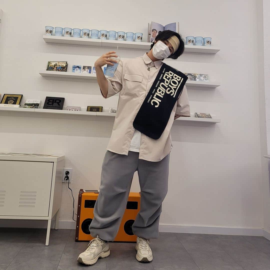 ミンスのインスタグラム：「즐거운 주말 보내쟈요!! 한잔해~~☕」
