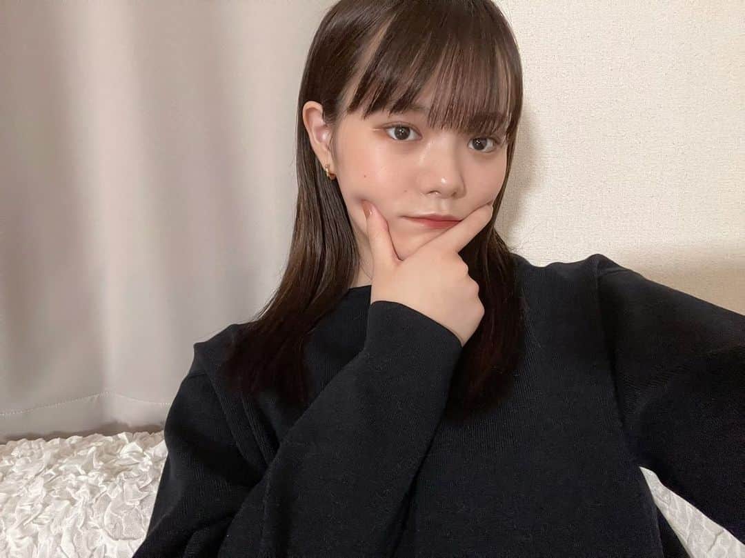 木村なつみのインスタグラム：「スキンケアも同時にできるメイクキープミストをゲット✊🏻 私が使った保湿、艶重視のモイストタイプ、33種類も保湿成分が…！ なんか白くて丸くてマシュマロみたいでかわいくない？笑 艶をさらに足したい日はポーチに入れて持ち歩いてこまめに吹きかけております👜つい最近ロフトベストコスメに選ばれたらしい😮 YouTubeであげたマスクメイクでも使っているからみてねん📹  #fin #フィンキープアンドチャージミスト #pr #マシュマロミスト #メイク崩れ防止 #スキンケア」