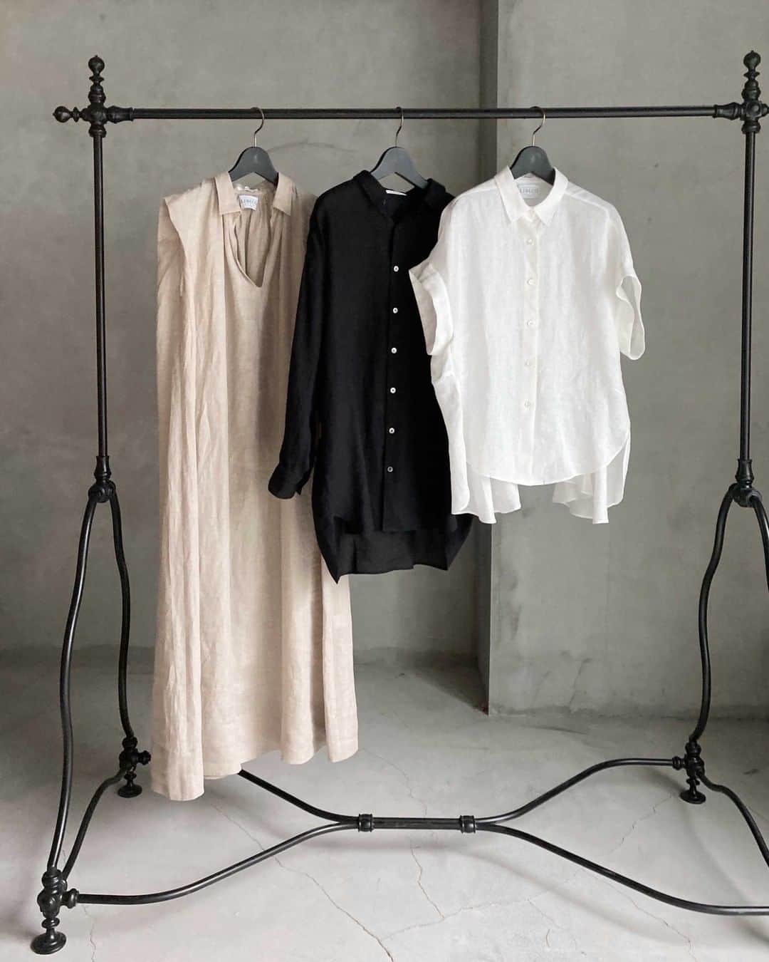 のインスタグラム：「Enchainement Linen Dress　¥36,300 Linen Shirt　¥28,600 Linen Sleeveless Shirt　¥25,300  繊細で着心地抜群のリネン素材を使用したシリーズ。 万能ベーシックな長袖シャツ、バックスタイルにタックとフレアーを入れたデザインシャツブラウス、細かいギャザーが美しいクラシックなワンピースと、様々なスタイルが楽しめる展開です。  #enchainement #アンシェヌマン」