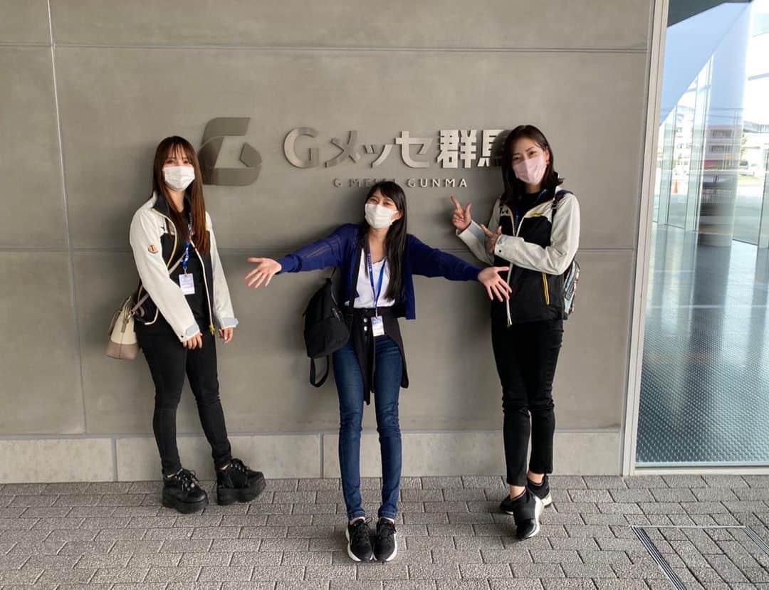 のインスタグラム：「ｵｯﾂヽ(･ω･｡)ﾉｵﾂヽ(･ω･)ﾉｵﾂヽ(｡･ω･)ﾉﾎｯｼｰ♪←久しぶりw  今日はみんなで設営お手伝いしたよ！！はじめてのことだらけだったし暑かったけど、そんな状況でもこのメンバーなら楽しめるね💓確信w  暑すぎて水飲みまくった〜💦 明日は4人で撮ろう☺️  私足の向きおかしくない？？😂怖い  #Gメッセ群馬　#wellpinemotorsport #マスク女子」