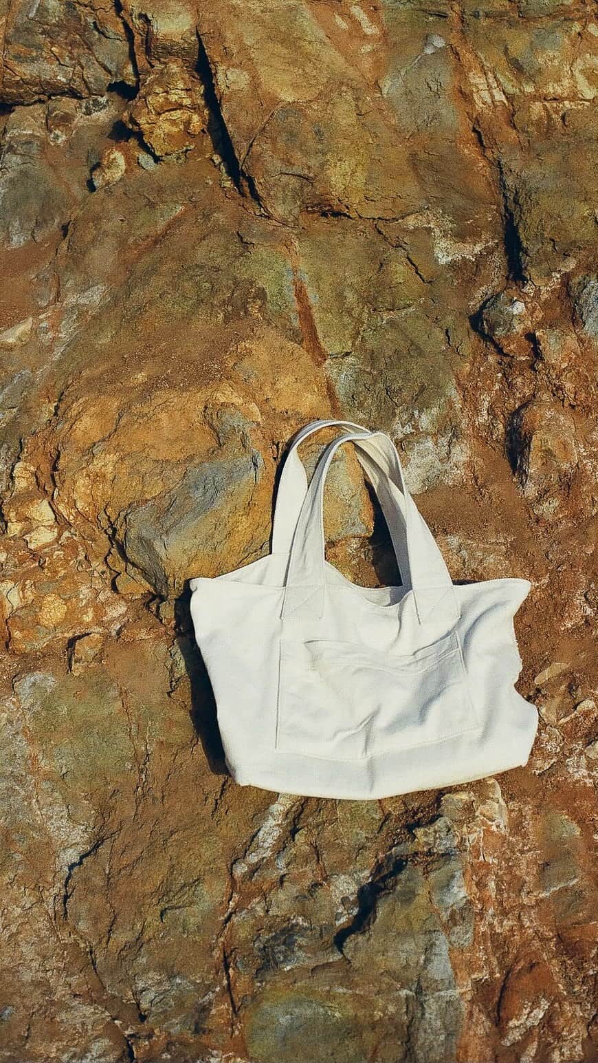 ケルシー・ロビンソンのインスタグラム：「Couldn’t be happier to help create for @aeliagoods 💕 proud of my friends and their beautiful new tote line! Out now 🤍」