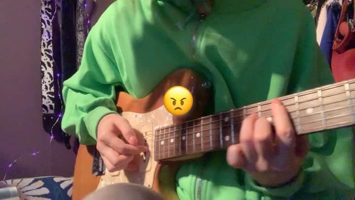 MIOのインスタグラム：「. できるまで😠🥳 . . #guitar #practice #icandoit」