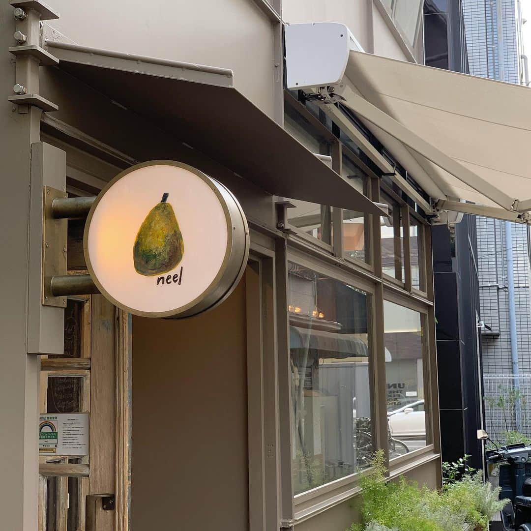 のインスタグラム：「🍐﻿ ﻿ ﻿ ﻿ ﻿ ゆりかぴょんと神宮前のカフェに🐐🤍﻿ ﻿ ﻿ 結構並んだけど﻿ 3階の落ち着いた席で﻿ ゆっくりできてよかった〜！﻿ ﻿ ﻿ そしてクレープめっちゃ美味しかった…﻿ ﻿ ﻿ シュガーバターでシンプルなのに﻿ ぺろっと1枚食べられた🍽﻿ ﻿ ﻿ また行きたいなあ💭﻿ ﻿ ﻿ ﻿ ﻿ #カフェ #カフェ巡り #渋谷カフェ #原宿カフェ #明治神宮前カフェ #神宮前カフェ #クレープ #原宿クレープ #cafe #neel」