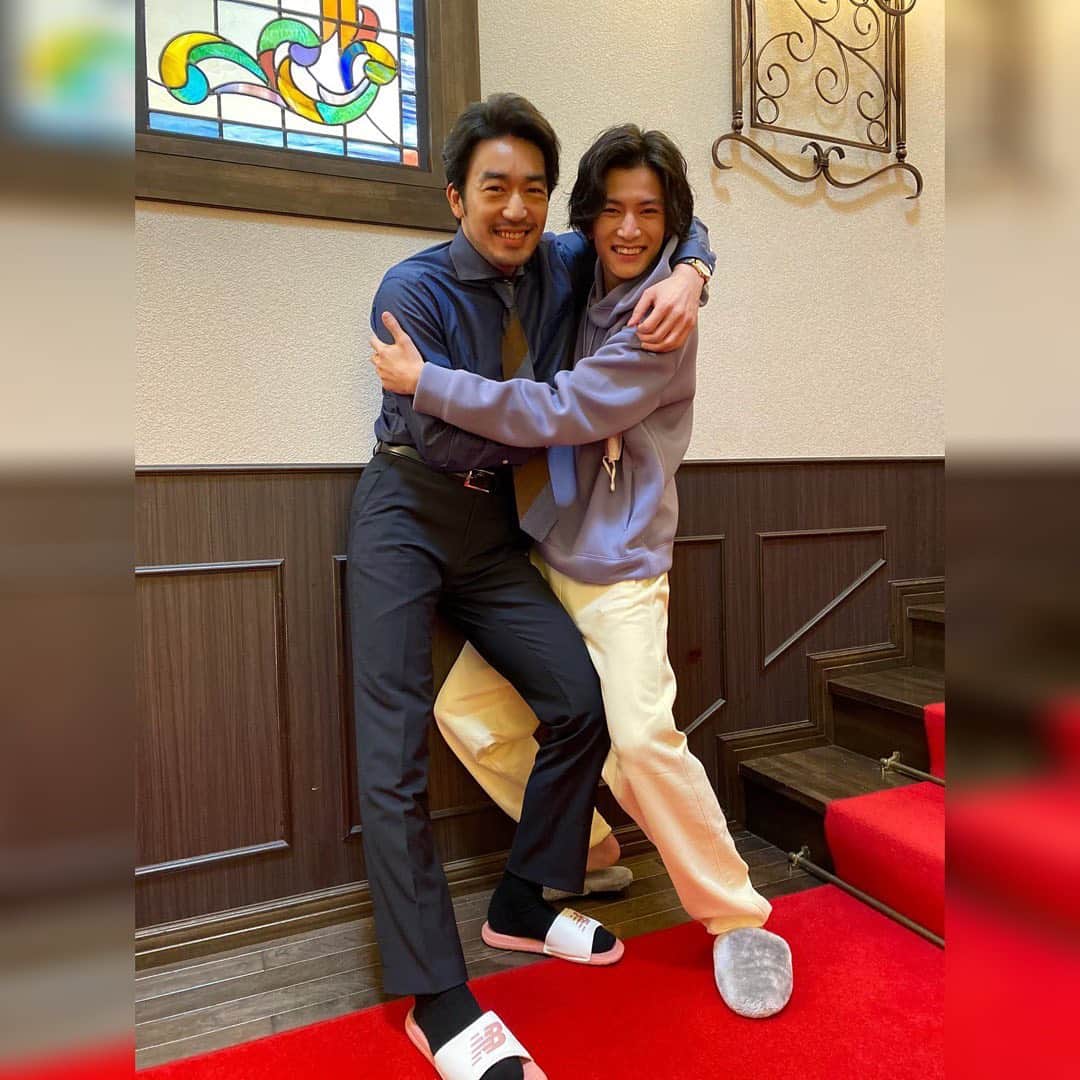 のインスタグラム：「.  蓮田家の長男と三男の仲良しショット📸  めっちゃ仲良いツーショットが撮りたいです！ という公式のお願いに 全力で応えてくださいました❣️  #恋はDeepに #恋ぷに #渡邊圭祐 #大谷亮平 #絡まりショット😍 #パーカー男子🐶 #スーツ男子🐰 #妹に立候補させてください🙋‍♀️」