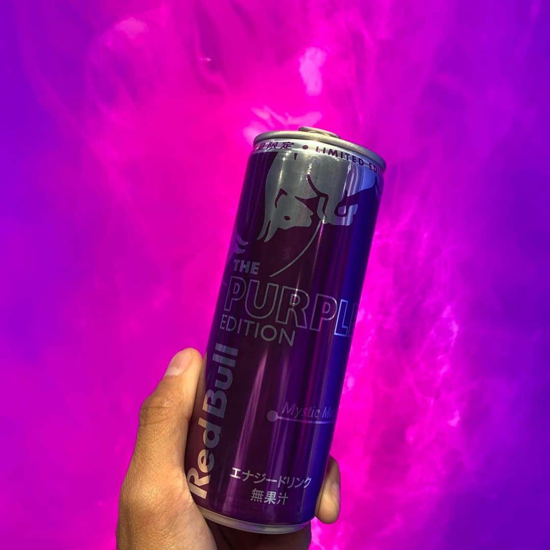 徳田耕太郎のインスタグラム：「Red Bull Purple Edition🟣 明日発売です！ 渋谷109向かいの会場では明日からサンプリングもされるみたいなので、渋谷にいる方は是非！ Mystic Masicな味がしました🟣 #紫のレッドブル #魔法の翼」