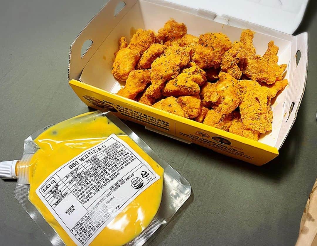 とぎもちさんのインスタグラム写真 - (とぎもちInstagram)「.﻿ 【韓国 bbqチキン 】﻿ ﻿ 韓国のbbqチキンの新メニュー﻿ チェゴチチキン（체고치）🍗🧀﻿ ﻿ チェダーとゴーダチーズとチーズリンの﻿ チーズフォンデュチキン🫕💓﻿ ﻿ 濃いチーズのソースをたっぷりかけて﻿ ザクザクチキンいただく💕﻿ ﻿ サイドメニューの﻿ カニクリームコロッケも美味しい！！﻿ ﻿ #bbqチキン #チェゴチ #チェゴチキン #韓国チキン #フライドチキン #韓国bbq #bbq #bbq치킨 #비비큐치킨 #체고치 #체고치순살  #먹스타그램 #토기모치 #とぎもちkorea #とぎもちチェゴチ #とぎもちbbq #とぎもちチキン」6月7日 18時26分 - togistagram