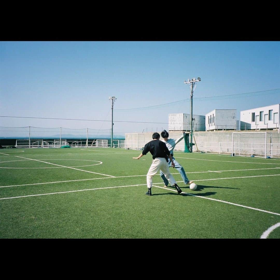 京典和玖さんのインスタグラム写真 - (京典和玖Instagram)「オフショット✌️  サッカー場があったので、 空き時間によくみんなでサッカーしてました！(正確に言えばずっとヤスと...笑)  ちなみに写真はリオンがとってくれたよ📸  ＠dorakoi_abema_official  #恋愛ドラマな恋がしたい #ドラ恋」6月7日 18時29分 - waku.kyoten.official