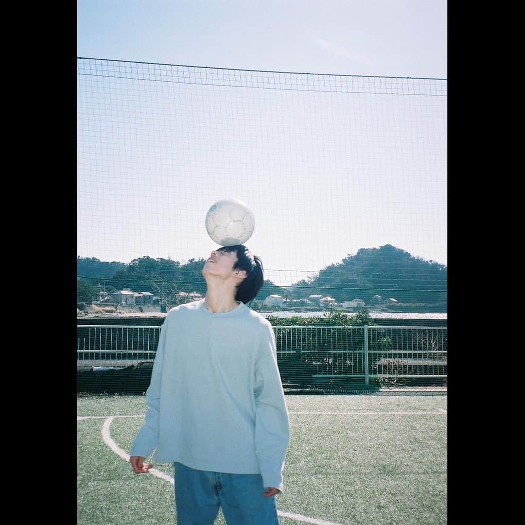 京典和玖のインスタグラム：「オフショット✌️  サッカー場があったので、 空き時間によくみんなでサッカーしてました！(正確に言えばずっとヤスと...笑)  ちなみに写真はリオンがとってくれたよ📸  ＠dorakoi_abema_official  #恋愛ドラマな恋がしたい #ドラ恋」