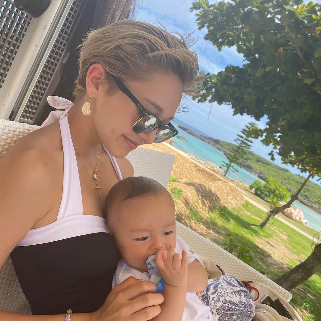 ERIKAのインスタグラム：「ちっちゃな神様といつも一緒よ🙌🏾♥️」